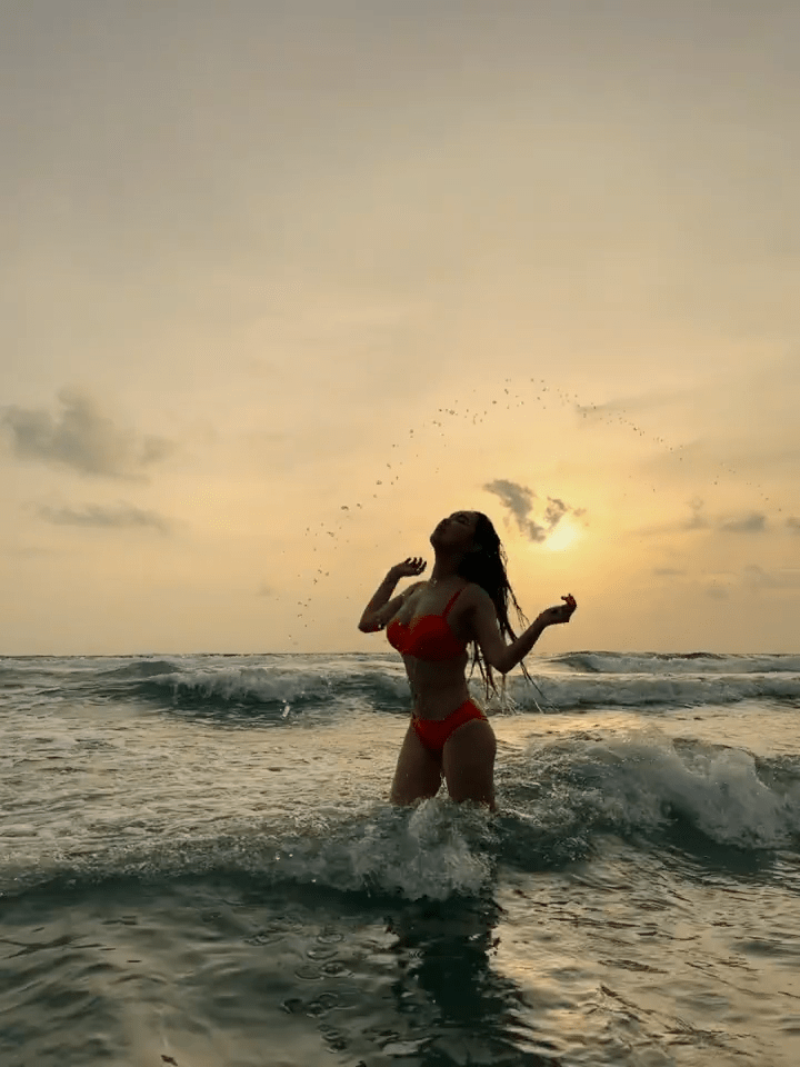 王冰冰最近分享在泰國的泳裝短片，完美揈髮，似拍洗頭水廣告！