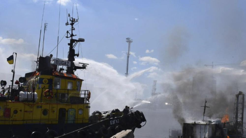 敖德薩港日前遭俄軍導彈攻擊，烏克蘭消防車出動滅火。AP