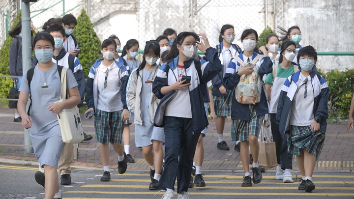 教育局發放學校預防新冠指引,更新恢復全日面授課的疫苗接種要求。資料圖片