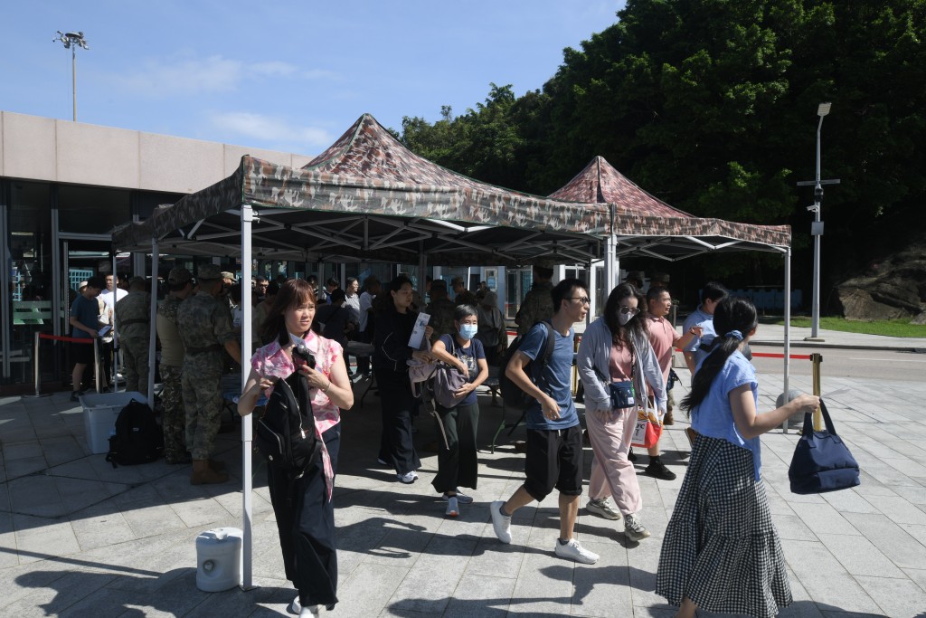 為慶祝香港回歸29周年,解放軍駐港部隊一連兩日開放昂船洲軍營供已預約的市民參觀。 為慶祝香港回歸29周年,解放軍駐港部隊一連兩日開放昂船洲軍營供已預約的市民參觀。