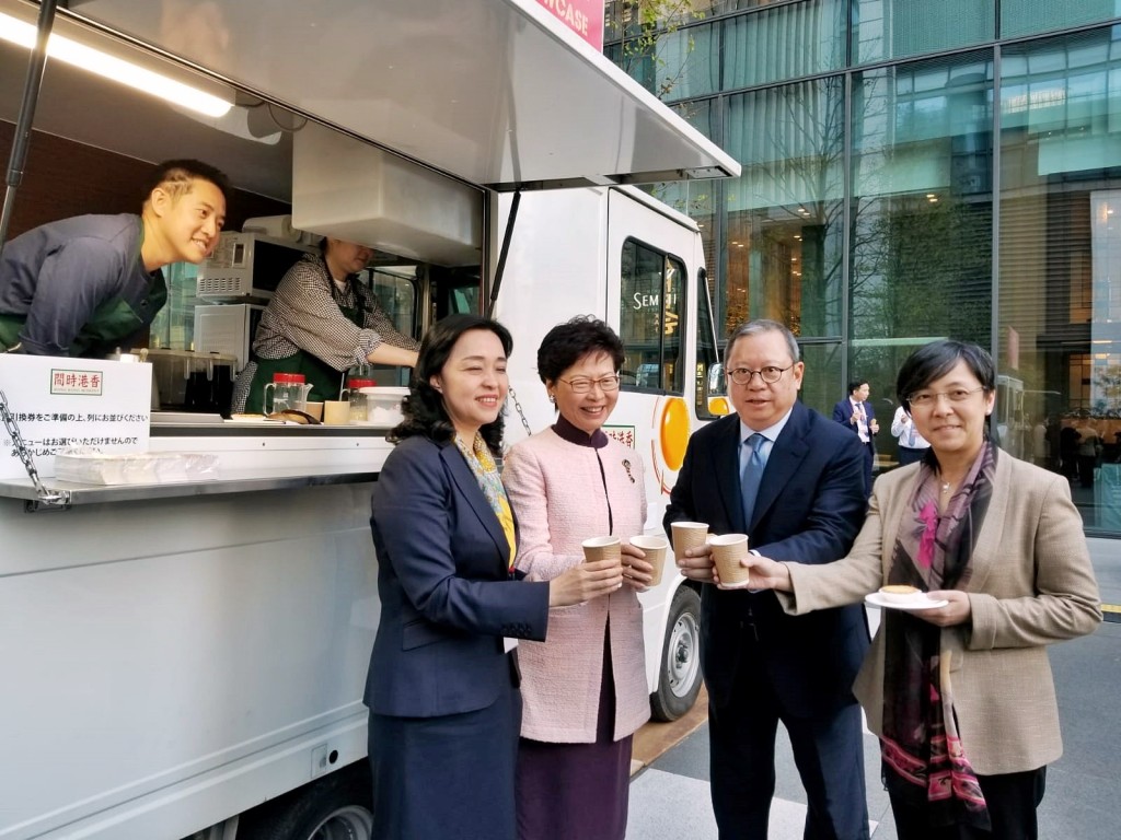 移居日本開設茶餐廳的港人區紹聰在展場外設置兩輛美食車。