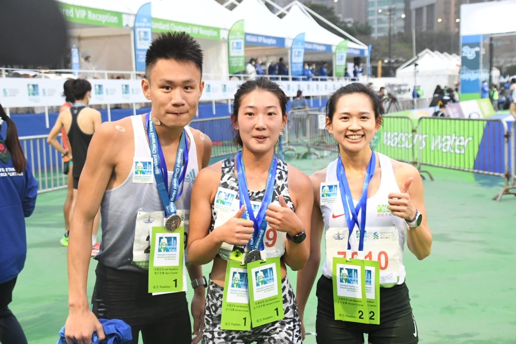 半马男子组冠军和女子组冠、亚军众首一堂。
