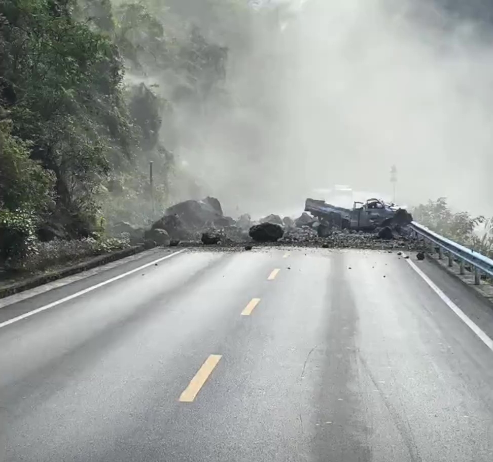 貴州山區驚傳巨石砸車。 貴州山區驚傳巨石砸車。