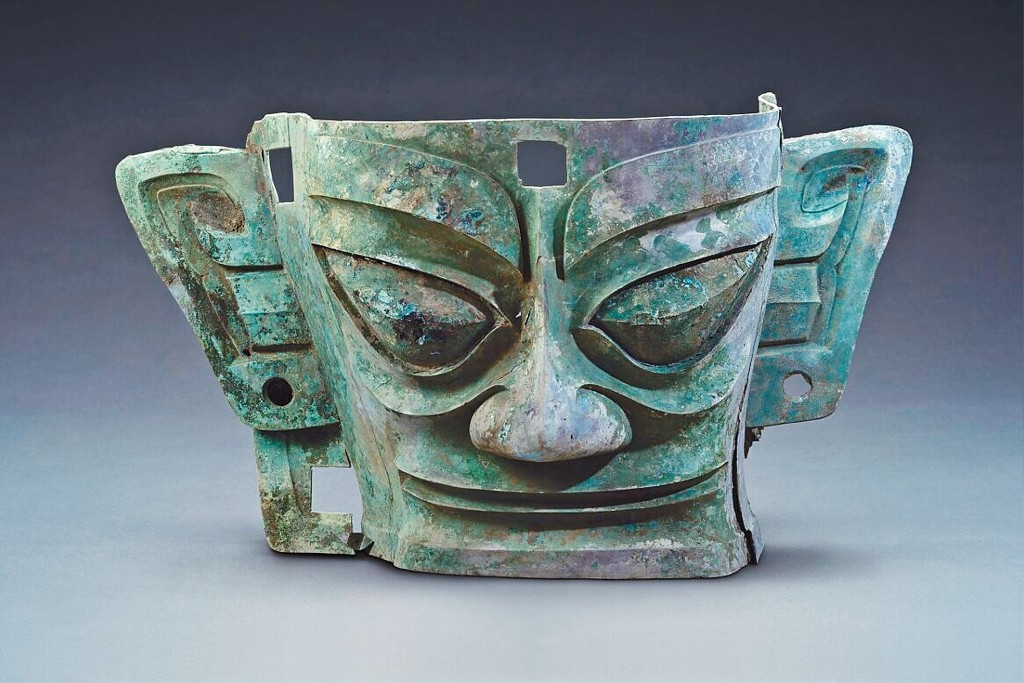 三星堆文明世界目前发现体积最大的青铜面具，约为65.5公斤。