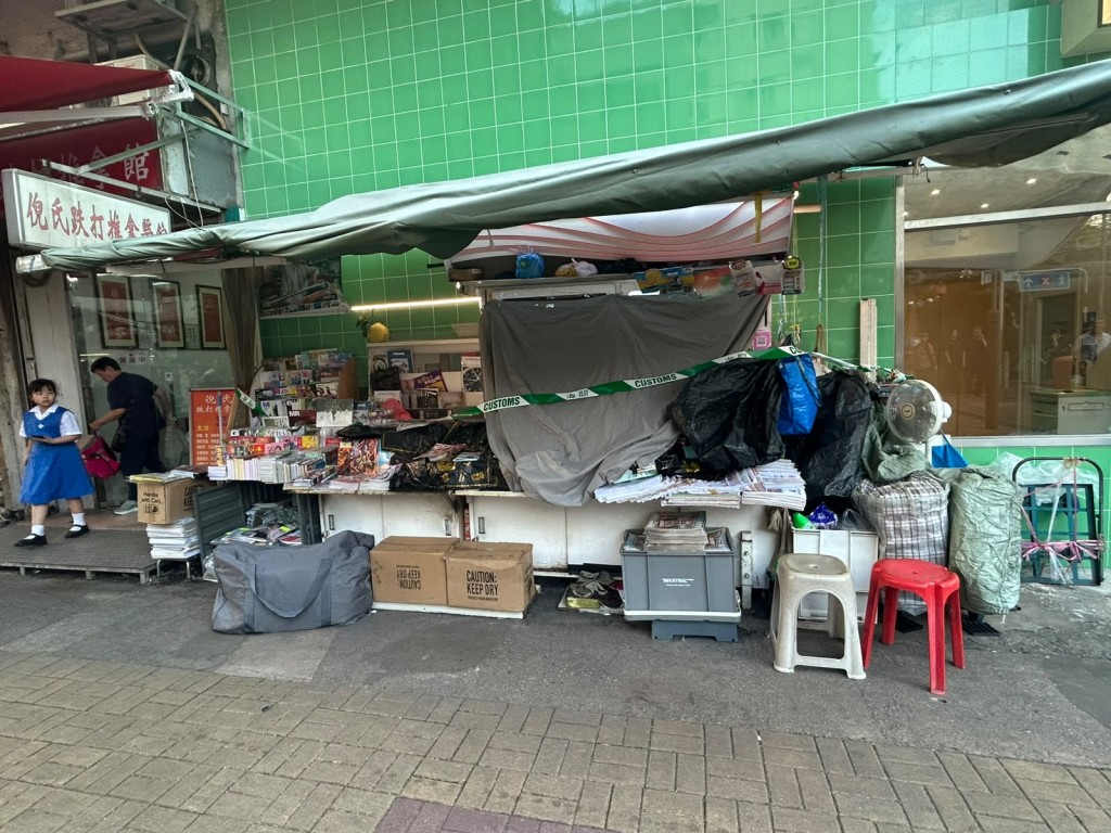 海關在全港多區共10個零售點，包括士多、雜貨店及報紙檔進行「放蛇」試購。