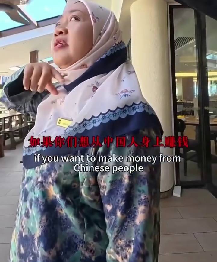 內地男質問：「如果你們想賺中國人的錢，請懸掛中國國旗！」