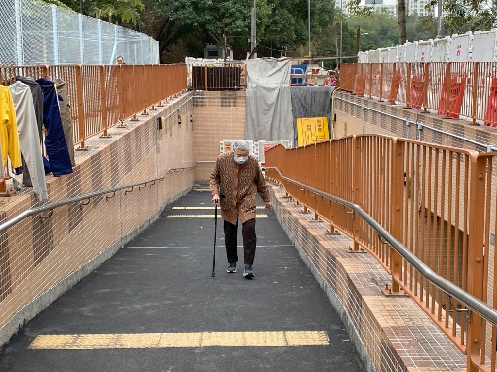 86岁叶婆婆出外要撑拐杖辅助步行，升降机工程封路令她要绕远路，甚为吃力。(源琛薇摄)