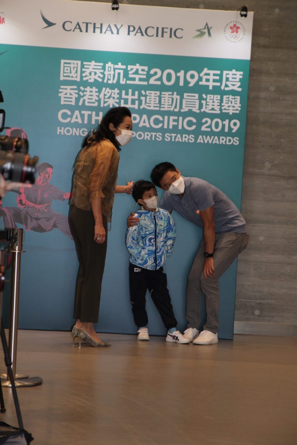 啟山作為叔叔,與媽咪幫手照顧侄兒。