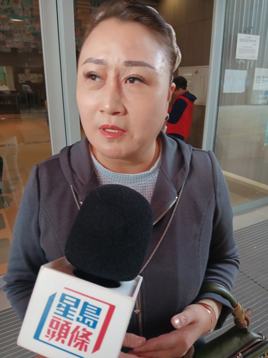 從南山邨而來的彭小姐為宏福苑居民送上禦寒衣服。 從南山邨而來的彭小姐為宏福苑居民送上禦寒衣服。