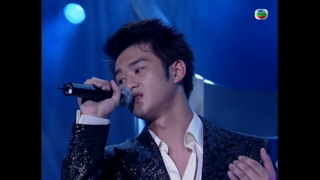 吴浩康曾参加《2002全球华人歌唱大赛》。