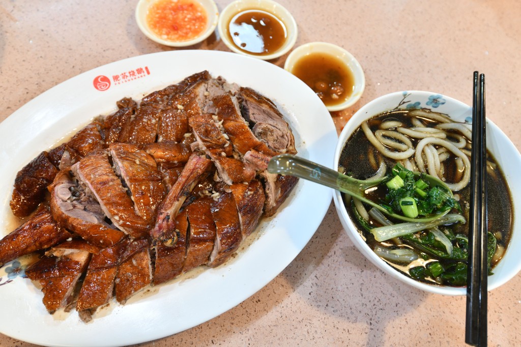 燒鵝和生地湯底的瀨粉是招牌食品。 盧江球攝 燒鵝和生地湯底的瀨粉是招牌食品。 盧江球攝