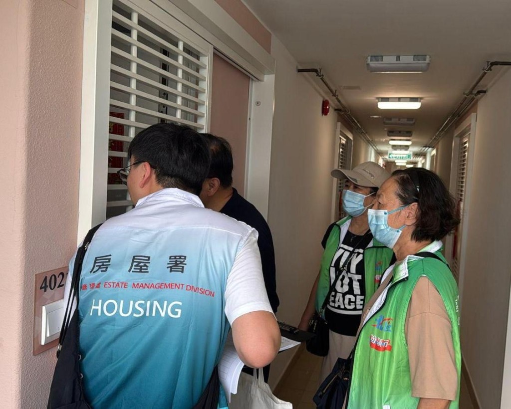 房屋署聯同區議員、北區三會成員及關愛隊到皇后山邨及山麗苑探訪居民 房屋署聯同區議員、北區三會成員及關愛隊到皇后山邨及山麗苑探訪居民