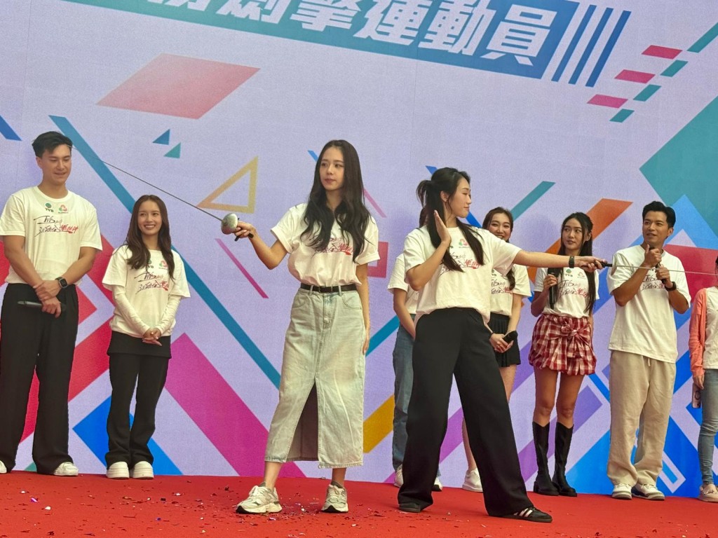 莊子璇撐劍擊運動員。 莊子璇撐劍擊運動員。