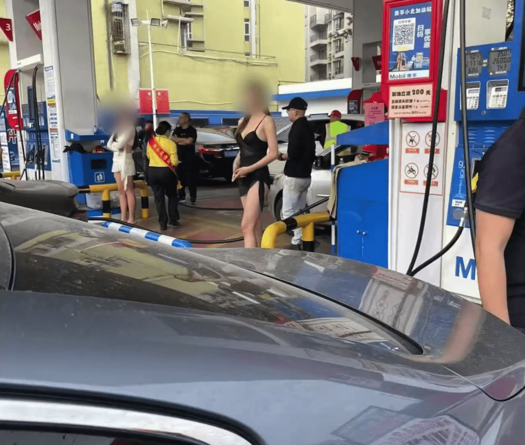 江門加油站「火辣美女」促銷，衣著性感暴露引發爭議。