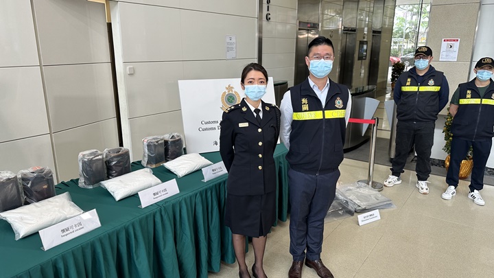 海关交代案情。梁国峰摄