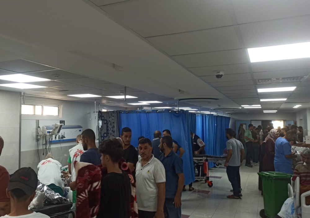 空襲發生後，大批傷者湧入醫院，醫護人員忙於分流傷者。©無國界醫生