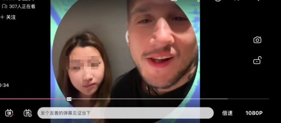 「宙斯」與中國女大生在酒店床上拍片。影片截圖 「宙斯」與中國女大生在酒店床上拍片。影片截圖