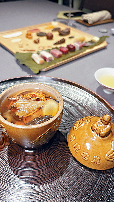 以24種珍貴食材入饌,湯清澈如茶,味濃且多層次的佛跳牆。 以24種珍貴食材入饌,湯清澈如茶,味濃且多層次的佛跳牆。