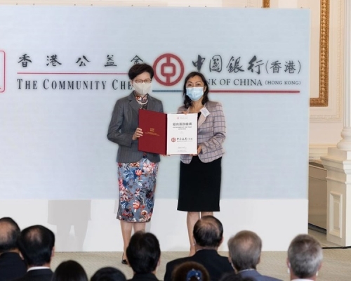中銀香港副總裁龔楊恩慈女士(右)代表接受獎。
