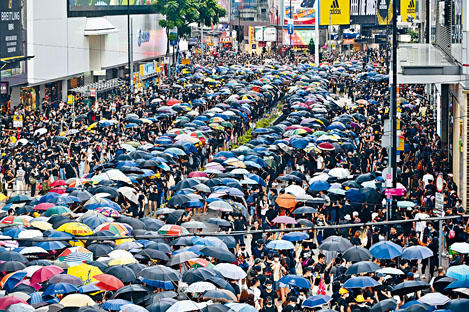 ■示威者由遮打花园游行至崇光百货对开一段轩尼诗道。