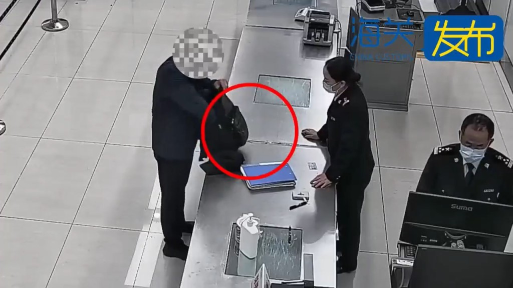 男子被揭发携带超额现金离境。海关发布