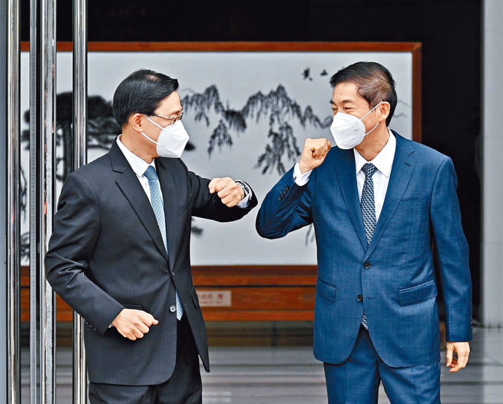 李家超到中联办与骆惠宁会面。