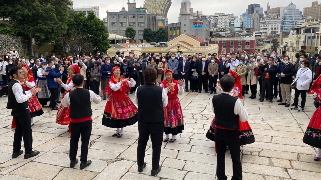 考察团欣赏葡国传统舞蹈。