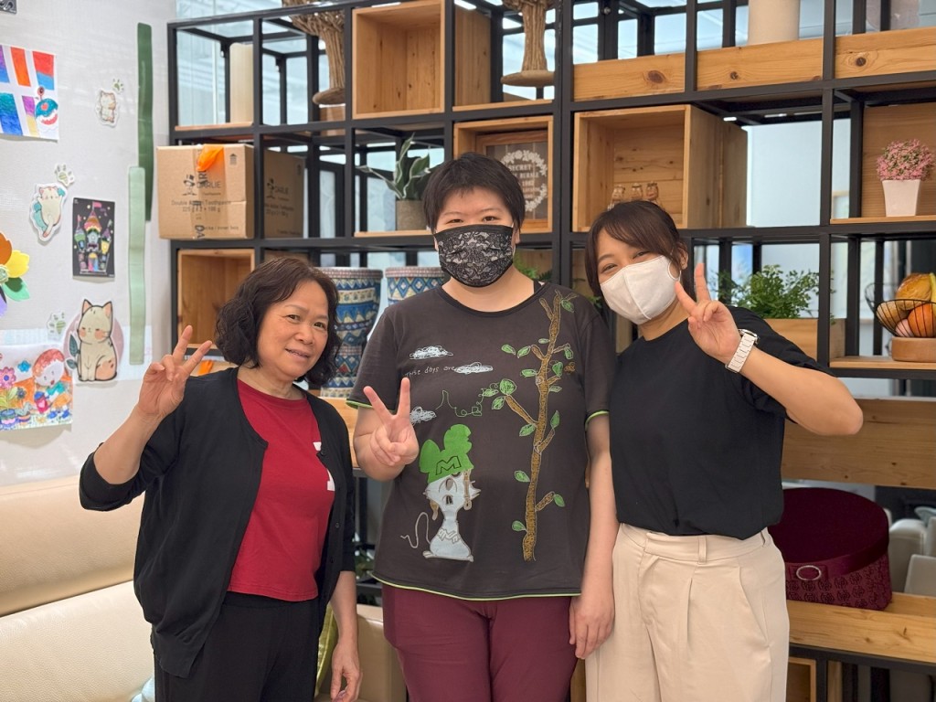 紫珊與職員相處愉快。