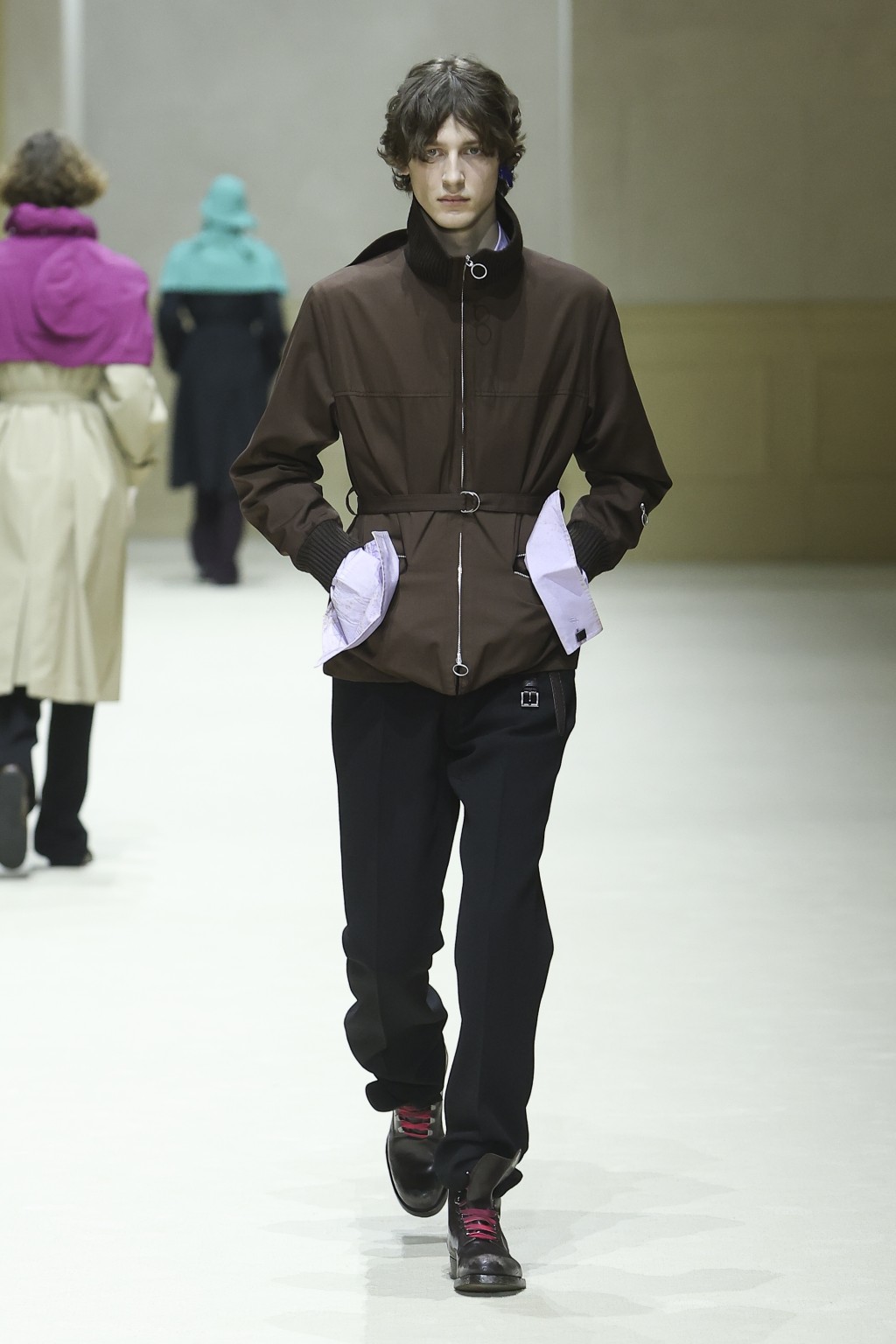 反出對比鮮明且寬鬆的襯衫袖口,成為貫穿整個系列的主打造型。(Prada) 反出對比鮮明且寬鬆的襯衫袖口,成為貫穿整個系列的主打造型。(Prada)