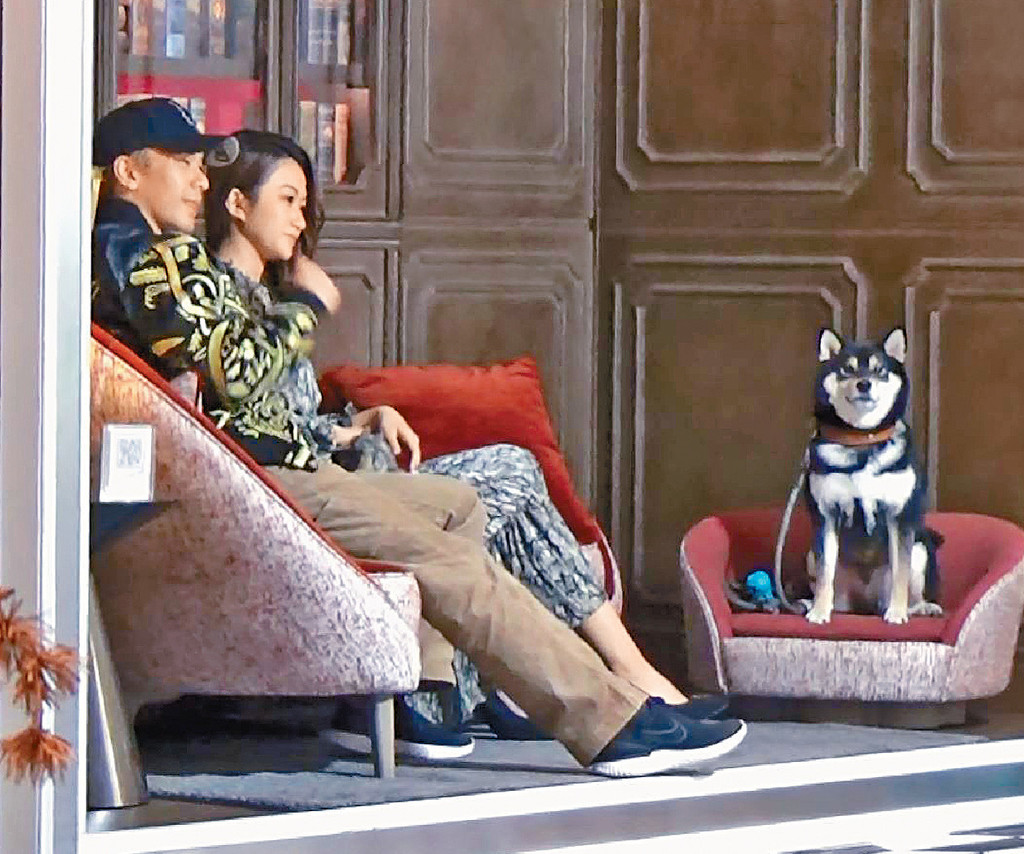 ■一家四口合照，留意女友大髀上嘅兔兔同埋好似望住记者镜头嘅狗狗。
