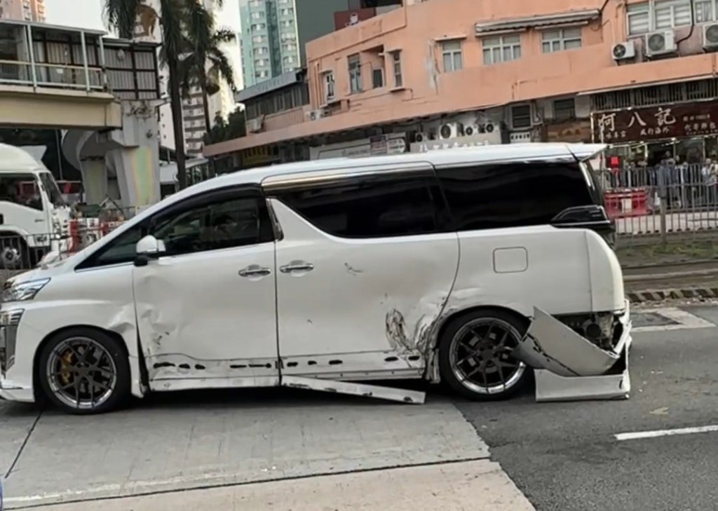 其中一輛七人車左邊車身凹陷，整個尾泵把被卸下。網上片段截圖