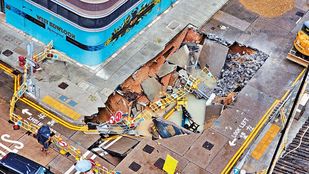 海壇街及桂林街交界出現大面積路陷，多個路牌、鐵欄及水馬等跌入坑內。