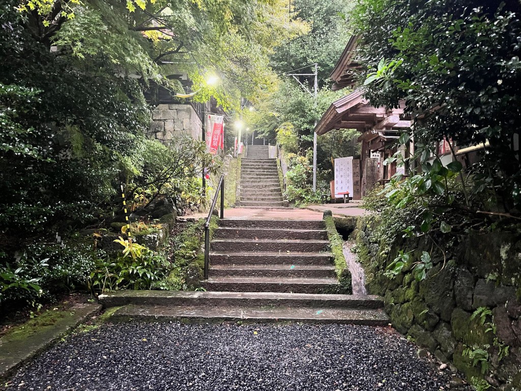 位於三德山的三佛寺在706年開山，被日本民眾形容為「修練之山」。