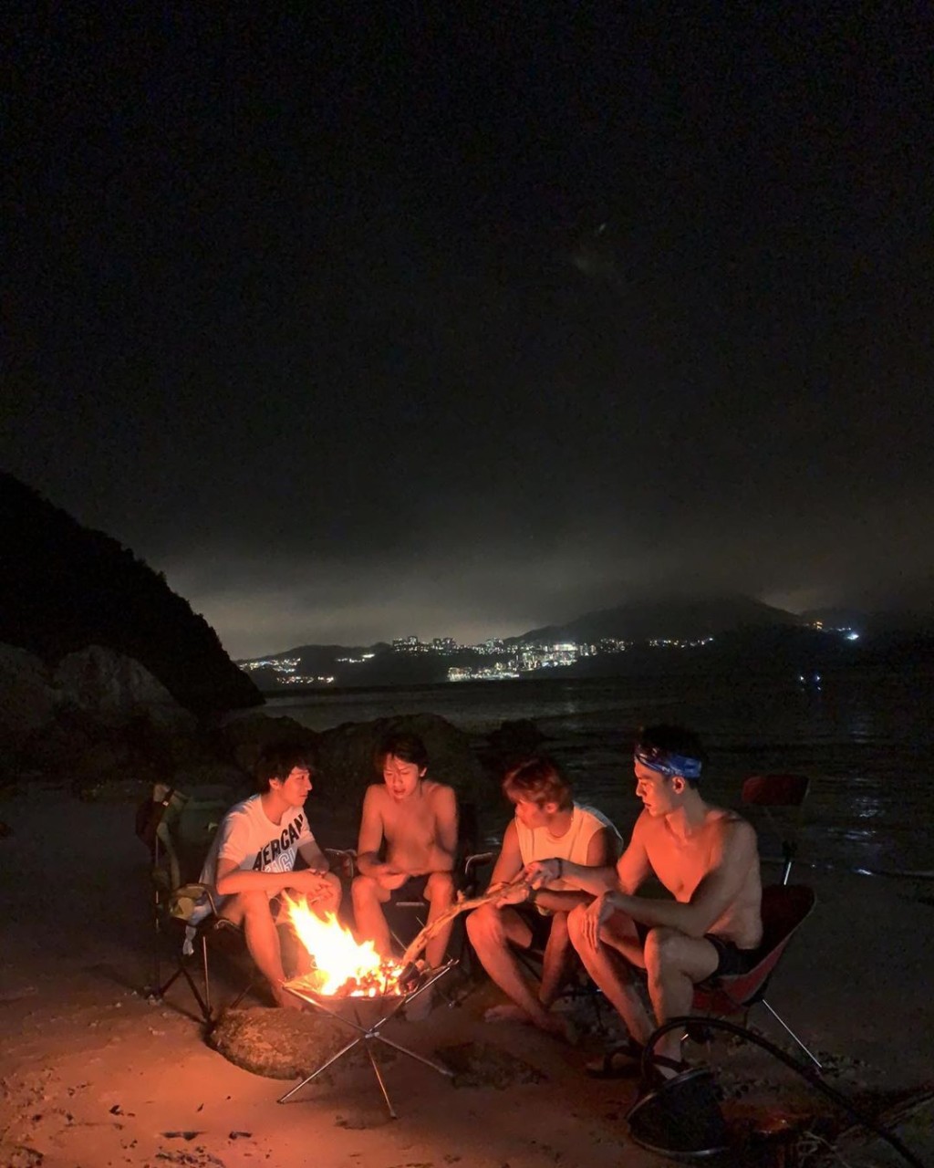 (左起)吳肇軒、林家熙、胡子彤和朱鑑然晚上圍住營火吹水,真有Feel。