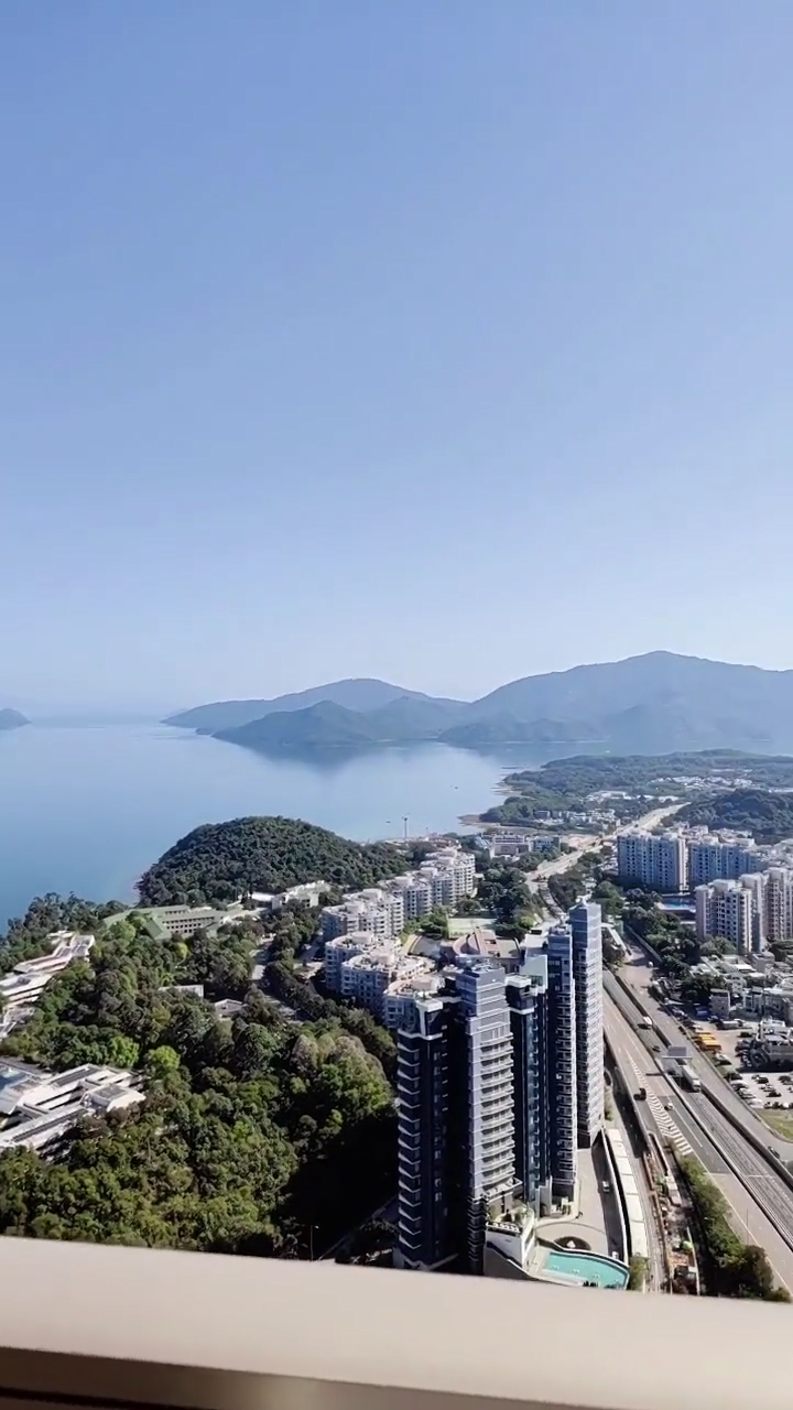 梁竞徽位于碧堤半岛的家，有180度无敌大海景加山景，据知多位艺人包括视帝陈山聪、陈豪、黎耀祥亦曾居于碧堤半岛，可说是娱圈的风水宝地。