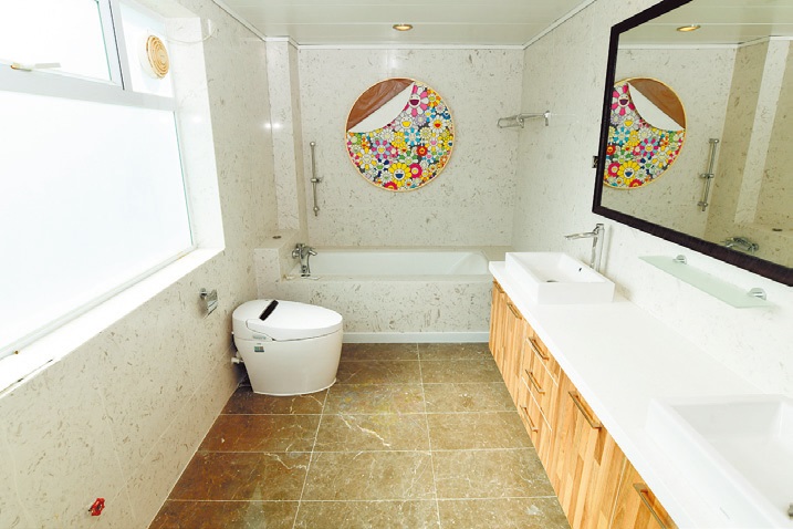 浴室洁具齐备， 设通风窗排走湿气。