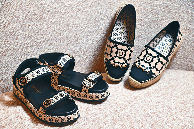 ●左涼鞋、右印花羊皮拼帆布鞋。