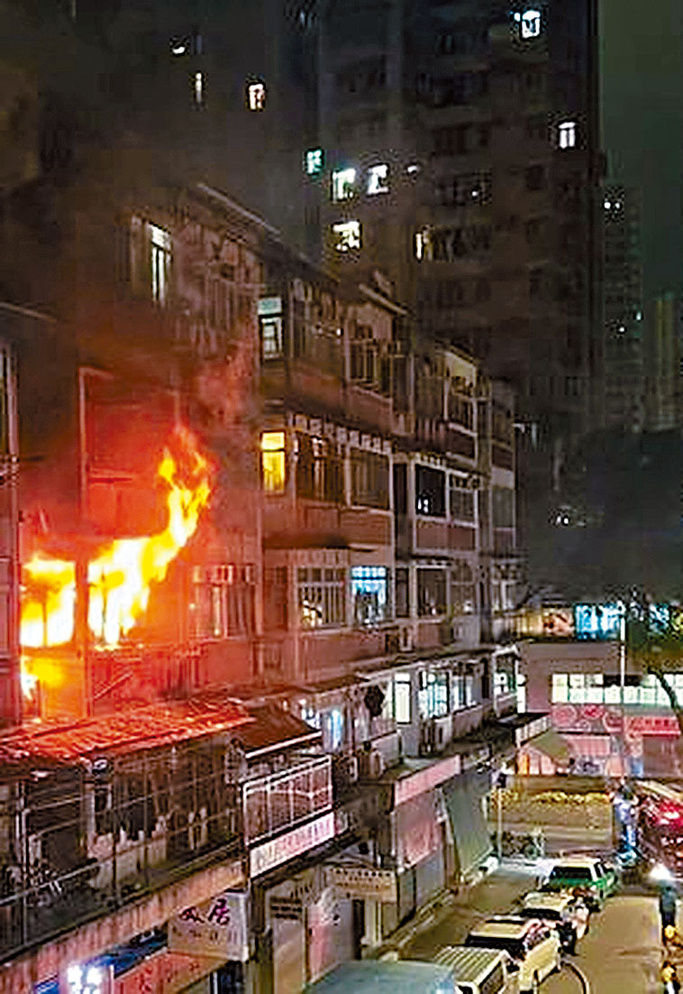 大埔同秀坊一唐樓單位，疑因拖板短路引發大火。 