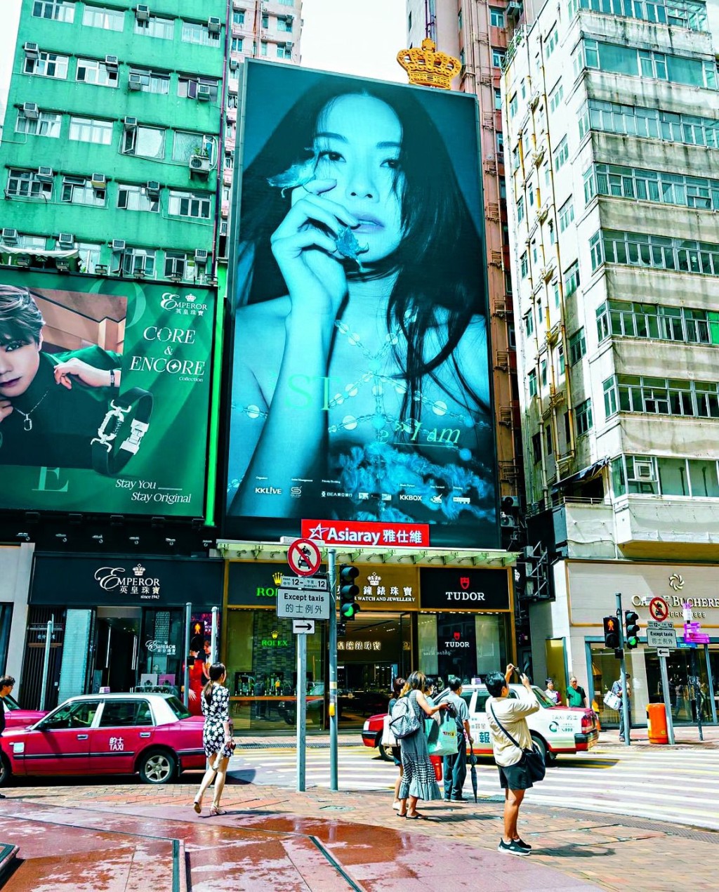 邓丽欣在闹市以巨型屏幕宣传。