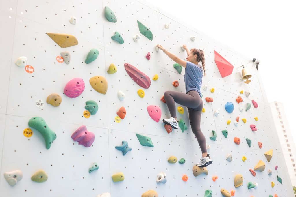 抱石墙可训练全身肌肉，并加强手脚协调及平衡力。（乐富广场）