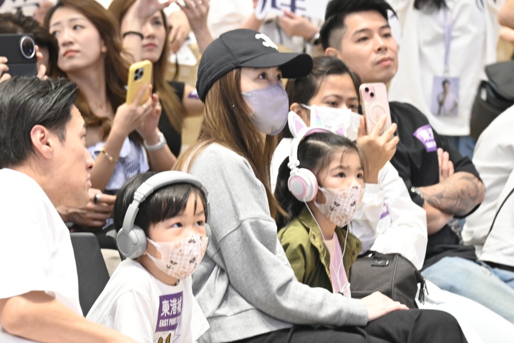 谭辉智太太及子女亦到场支持。