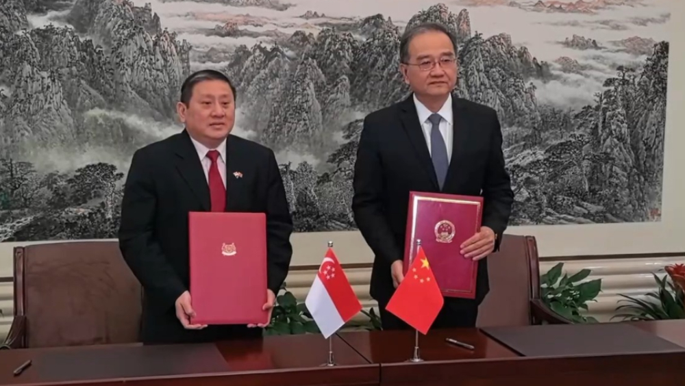 中国和新加坡日前在北京签署协定，由2月9日农历除夕当日起，实施互免签证，由外交部副部长邓励及新加坡驻华大使陈海泉签署。 央视截图