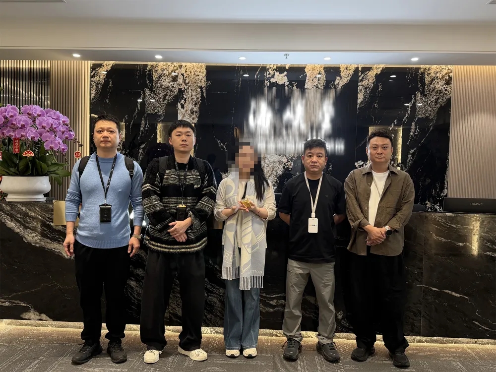 警方已將價值600萬元的黃金返還到王女士手中。