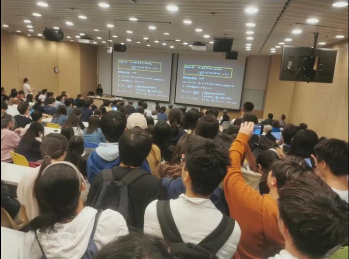 90後女數學家王虹在港大演講，吸引學生逼爆講堂。小紅書