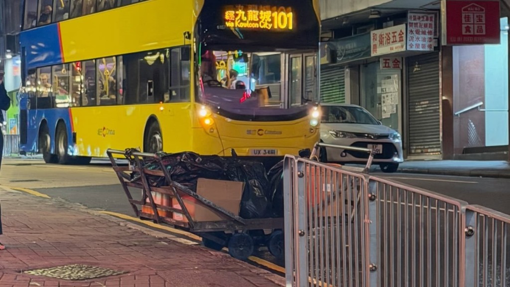 灣仔火鍋店倒廚餘出街？食環署查CCTV還原真相：垃圾袋穿漏 清潔工已即時沖洗
