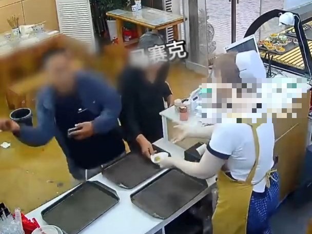 两名长者因要求退款被拒，情绪失控拿起水煮蛋猛砸向店主。搜狐千里眼