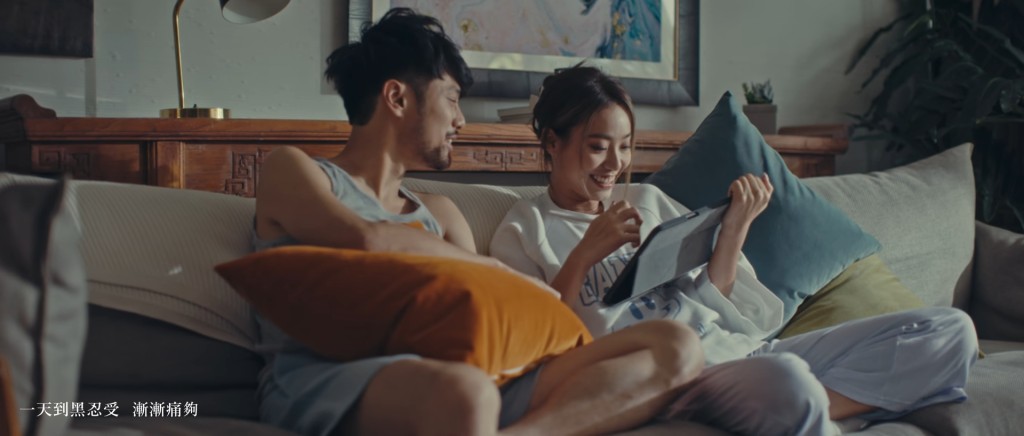 在《沒有無緣無故的恨》MV中與陳健朗奉指談情。