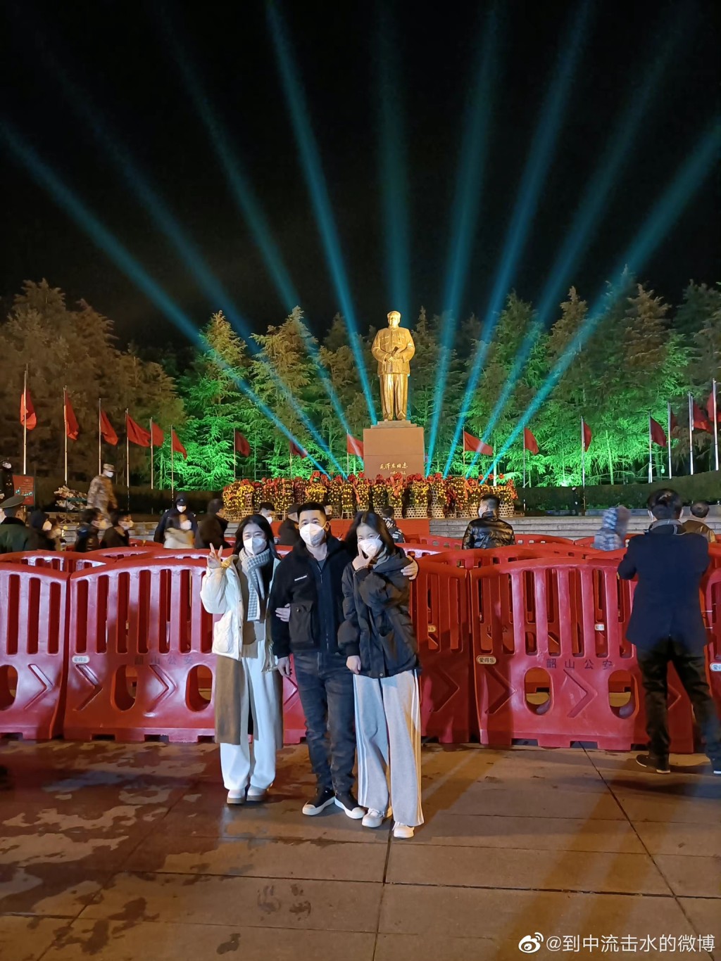 逾萬「毛粉」在韶山毛澤東銅像廣場上，集體倒數迎毛誕。