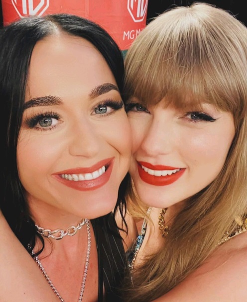 Katy昨晚現身Taylor悉尼騷，2人更在後台臉貼臉sweet爆合照。
