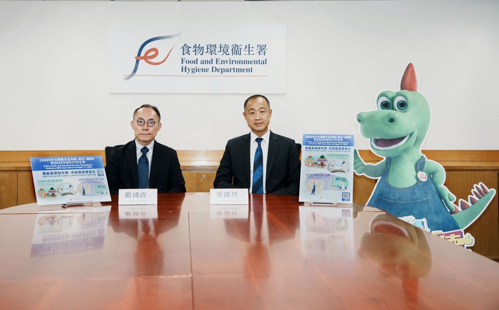 葉國祥(右)指,提高店舖阻街罰則後,發出的定額罰款通知書減少9成。 葉國祥(右)指,提高店舖阻街罰則後,發出的定額罰款通知書減少9成。